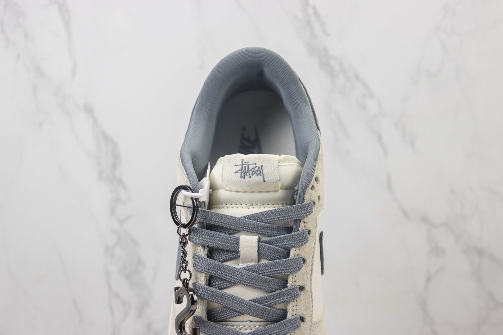 耐克Stussy x Nike SB Dunk Low纯原版本斯图西联名SB Dunk白灰色板鞋 莆田耐克货源 货号：FC1688-154