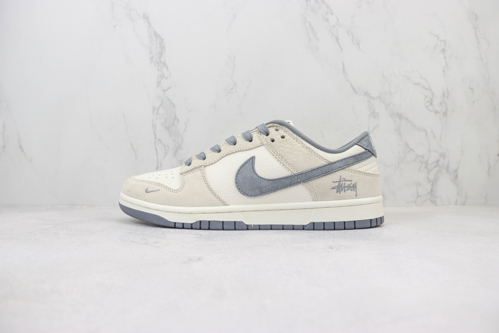 耐克Stussy x Nike SB Dunk Low纯原版本斯图西联名SB Dunk白灰色板鞋 莆田耐克货源 货号：FC1688-154