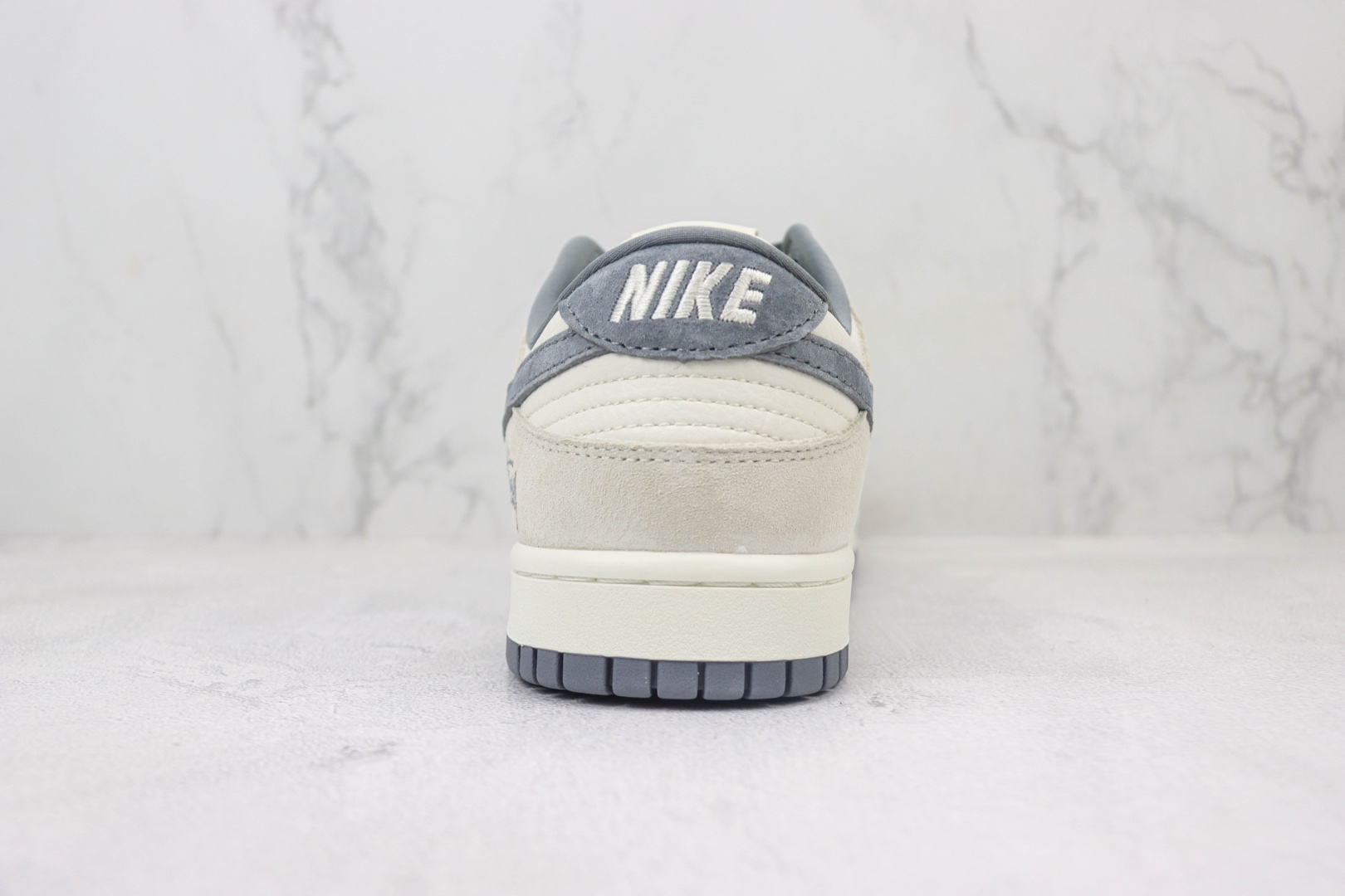 耐克Stussy x Nike SB Dunk Low纯原版本斯图西联名SB Dunk白灰色板鞋 莆田耐克货源 货号：FC1688-154